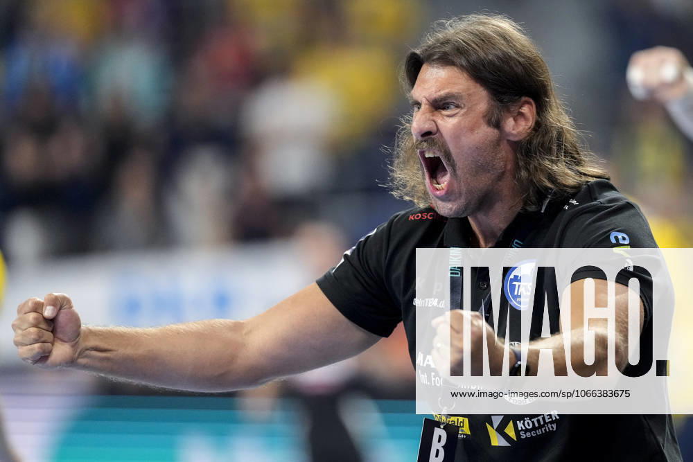 Sebastian Hinze coach, head coach, ThSV , single picture, single photo, action, action, cheer, cheers, celebration, joy, rejoice, rejoicing, confident, optimistic, positive, game scene, 13 09 2025, Mannheim Germany , Handball, Bundesliga, Rhein Neckar Löwen ThSV Eisenach