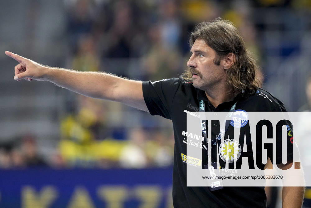 Sebastian Hinze coach, head coach, ThSV , gives instructions, gestures, gesticulates with arms, single picture, single photo, action, action, 13 09 2025, Mannheim Germany , Handball, Bundesliga, Rhein Neckar Löwen ThSV Eisenach