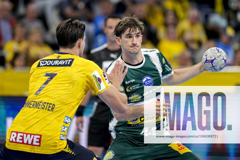 V li Robert Timmermeister RNL, 7 , Stephan Seitz ThSV, 44 , duel, duel, tackle, tackling, dynamics, action, action, 13 09 2025, Mannheim Germany , Handball, Bundesliga, Rhein Neckar Löwen ThSV Eisenach