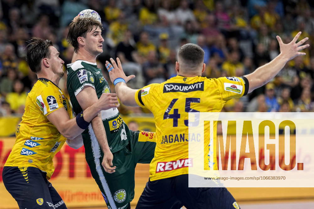 From left Robert Timmermeister RNL, 7 , Stephan Seitz ThSV, 44 , Halil Jaganjac RNL, 45 , duel, duel, tackle, tackling, dynamics, action, action, 13 09 2025, Mannheim Germany , Handball, Bundesliga, Rhein Neckar Löwen ThSV Eisenach