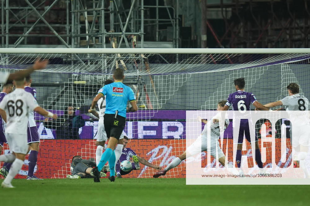 Napoli s Rasmus Hojlund fights for the ball with Fiorentina s Robin Gosens during the Serie A soccer match between Fiorentina and Napoli at the Artemio Franchi Stadium in Florence, north Italy - Saturday, September 13, 2025 -