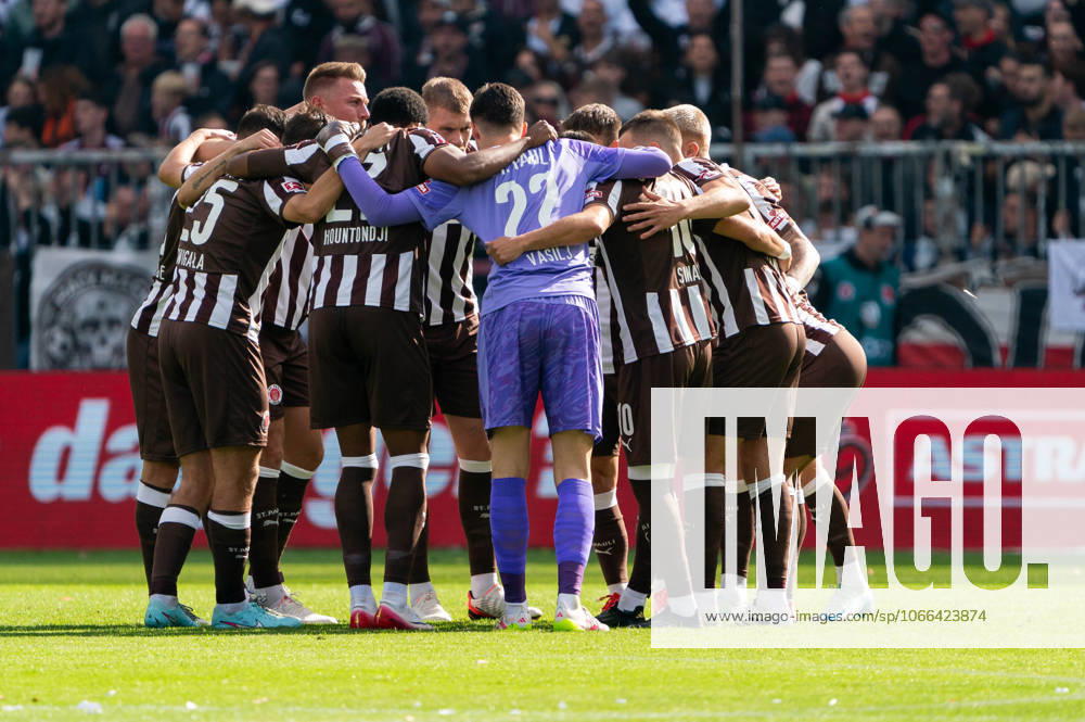 St Pauli team at the circle before kick-off, GER, FC St Pauli vs FC Augsburg, Football, Bundesliga, Matchday 3, Season 2025 2026, 14 09 2025 DFL REGULATIONS PROHIBIT ANY USE OF PHOTOGRAPHS AS IMAGE SEQUENCES AND OR QUASI VIDEO GER, FC St Pauli vs FC Augsburg, Football, Bundesliga, Matchday 3, Season 2025 2026, 14 09 2025 Hamburg