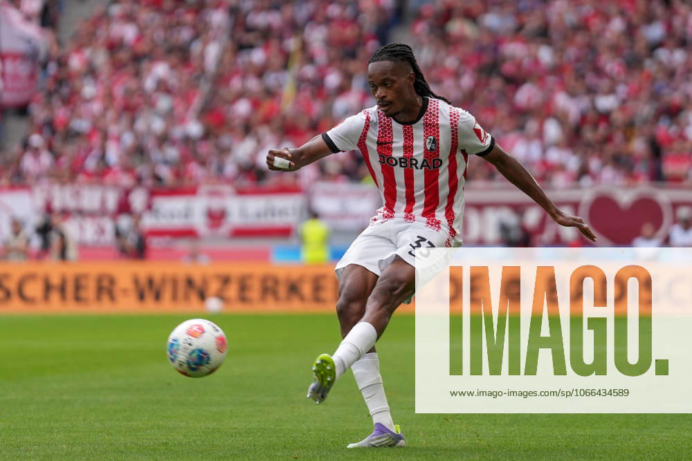 Jordy Makengo SC Freiburg, 33 on the ball , Germany, Soccer, 1 Bundesliga, Matchday 3, 2025 2026, SC Freiburg vs VfB Stuttgart, 13 09 2025, Europa Park Stadion, Freiburg, Germany DFL REGULATIONS PROHIBIT ANY USE OF PHOTOGRAPHS AS IMAGE SEQUENCES AND OR QUASI VIDEO Freiburg Europa Park Stadion Baden Württemberg Germany