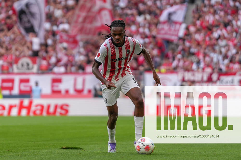 Jordy Makengo SC Freiburg, 33 on the ball , Germany, Soccer, 1 Bundesliga, Matchday 3, 2025 2026, SC Freiburg vs VfB Stuttgart, 13 09 2025, Europa Park Stadion, Freiburg, Germany DFL REGULATIONS PROHIBIT ANY USE OF PHOTOGRAPHS AS IMAGE SEQUENCES AND OR QUASI VIDEO Freiburg Europa Park Stadion Baden Württemberg Germany
