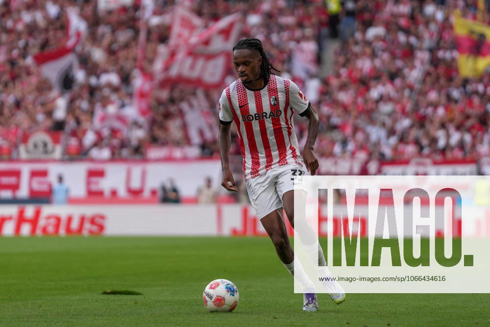 Jordy Makengo SC Freiburg, 33 on the ball , Germany, Soccer, 1 Bundesliga, Matchday 3, 2025 2026, SC Freiburg vs VfB Stuttgart, 13 09 2025, Europa Park Stadion, Freiburg, Germany DFL REGULATIONS PROHIBIT ANY USE OF PHOTOGRAPHS AS IMAGE SEQUENCES AND OR QUASI VIDEO Freiburg Europa Park Stadion Baden Württemberg Germany