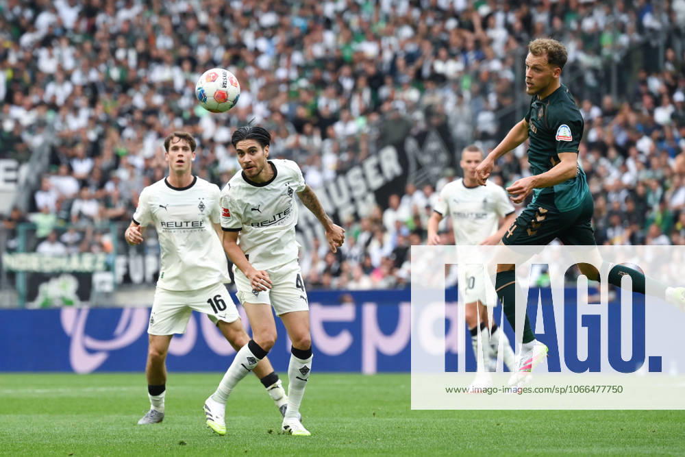 Philipp Sander Borussia Moenchengladbach , Kevin Diks Borussia Moenchengladbach , Senne Lynen Werder Bremen , v li 14 09 2025, Fußball 1 Bundesliga, Saison 2025 2026, 3 Spieltag, Borussia Mönchengladbach SV Werder Bremen 0 4 DFL regulations prohibit any use of photographs as image sequences and or quasi video Moenchengladbach Borussia Park Nordrhein Westfalen Germany Team2