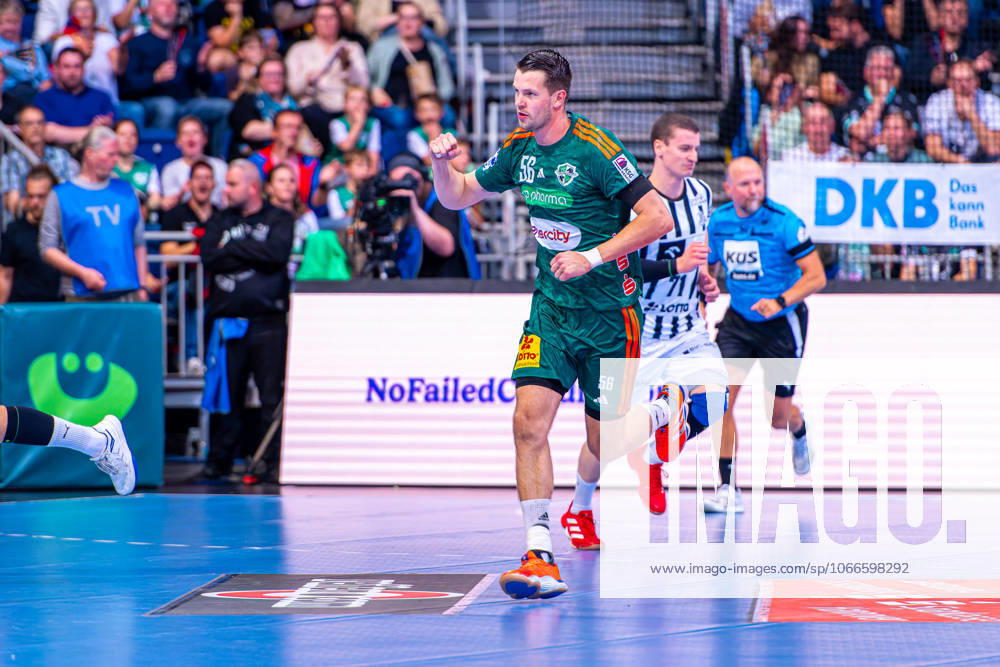 Hannes Feise TSV Hannover Burgdorf, No. 56 v l , TSV Hannover Burgdorf green against THW Kiel white on matchday 3 of the 2025 2026 season in the DAIKIN Handball Bundesliga 18 09 2025, ZAG Arena Hannover, GER ,