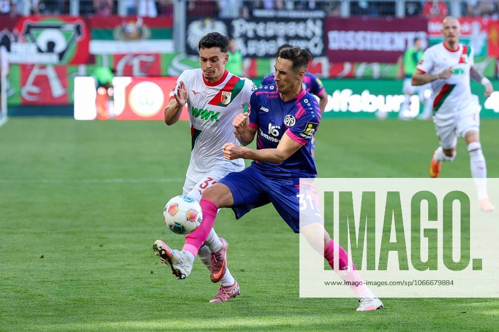 In duel, action, with Fabian Rieder 32 FC Augsburg , Dominik Kohr 31 1 FSV Mainz 05 , FC Augsburg vs 1 FSV Mainz 05, Soccer, 1 Bundesliga, 4 Matchday, 20 09 2025 DFB regulations prohibit any use of photographs as image sequences and or quasi video Augsburg Bayern Germany
