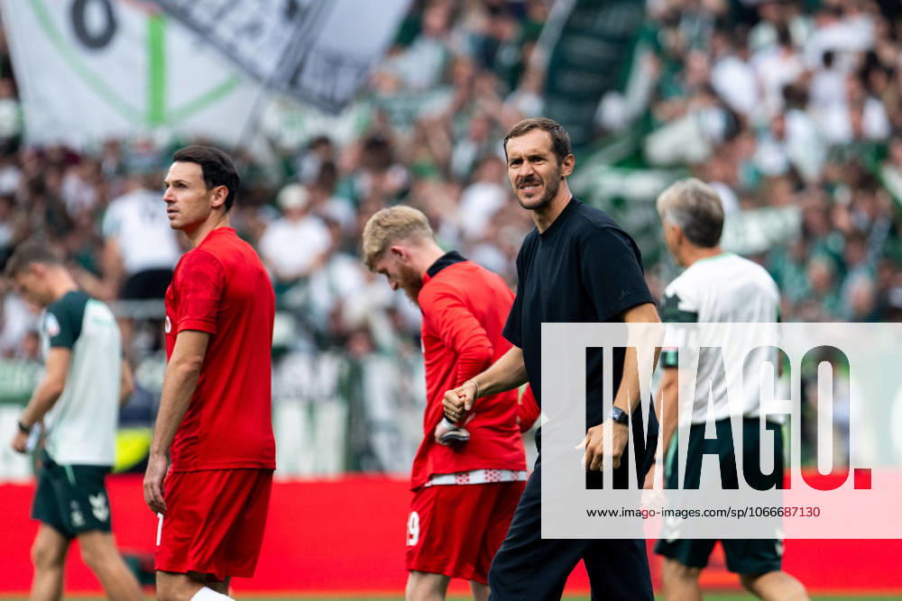 Julian Schuster SC Freiburg, Coach and team celebrate the victory and thank the fans, GER, SV Werder Bremen SVW vs SC Freiburg SCF , Soccer Bundesliga, Matchday 4, Season 2025 2026, 20 09 2025 DFB DFL regulations prohibit any use of photographs as image sequences and or quasi video GER, SV Werder Bremen SVW vs SC Freiburg SCF , Soccer Bundesliga, Matchday 4, Season 2025 2026, 20 09 2025 Bremen