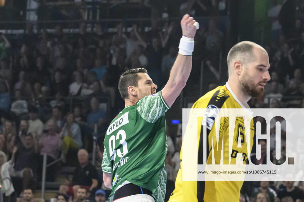 In the picture from l Mijajlo Marsenic Fuechse Berlin , celebrates his goal, goal, Laszlo Bartucz MT Melsungen , GER, Berlin, Handball, Fuechse Berlin vs MT Melsungen, DAIKIN Handball Bundesliga, in the Max Schmeling Halle, 21 09 2025,