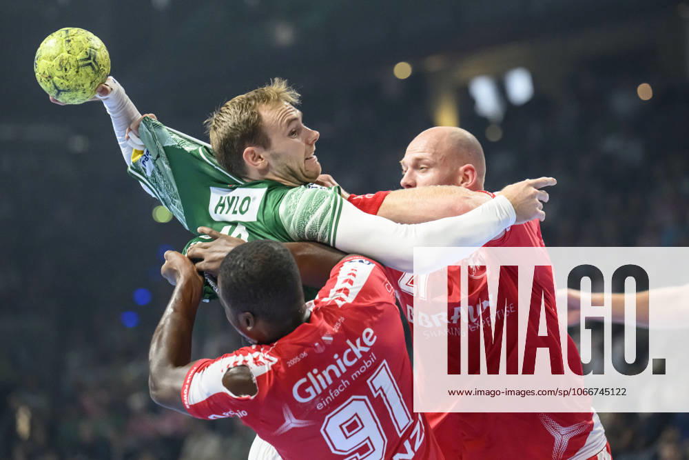 In the picture from l Mathias Gidsel Fuechse Berlin , Sadou Ntanzi MT Melsungen , Arnar Freyr Arnarsson MT Melsungen , duel, action, fight, fights for the ball, GER, Berlin, Handball, Fuechse Berlin vs MT Melsungen, DAIKIN Handball Bundesliga, in the Max Schmeling Halle, 21 09 2025,