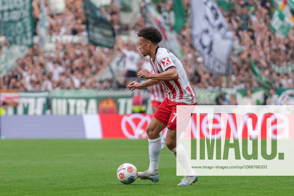 Derry Scherhant SC Freiburg, 07 on the ball , Germany, Football, 1 Bundesliga, Matchday 4, 2025 2026, SV Werder Bremen vs SC Freiburg, 20 09 2025, Weserstadion, Bremen, Germany DFL REGULATIONS PROHIBIT ANY USE OF PHOTOGRAPHS AS IMAGE SEQUENCES AND OR QUASI VIDEO Bremen Weserstadion Bremen Germany
