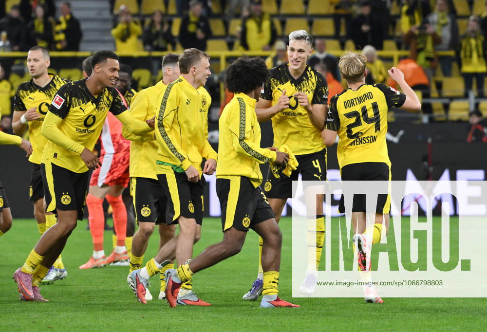 Cheers Daniel Svensson Borussia Dortmund , Nico Schlotterbeck Borussia Dortmund , Karim Adeyemi Borussia Dortmund , Maximilian Beier Borussia Dortmund , Felix Nmecha Borussia Dortmund , v re 21 09 2025, Football 1 Bundesliga, Season 2025 2026, Matchday 4, Borussia Dortmund VfL Wolfsburg 1 0 DFL regulations prohibit any use of photographs as image sequences and or quasi video Dortmund Signal Iduna Park Nordrhein Westfalen Germany Team2