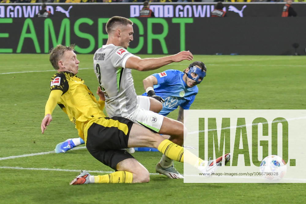 V li fighting for the ball Maximilian Beier Dortmund 14 Kilian Fischer Wolfsburg 2 Kamil Grabara Wolfsburg 1 21 09 2025 Soccer Borussia Dortmund vs VfL Wolfsburg, Signal Iduna Park, Dortmund, DFB DFL REGULATIONS PROHIBIT ANY USE OF PHOTOGRAPHS AS IMAGE SEQUENCES AND OR QUASI VIDEO