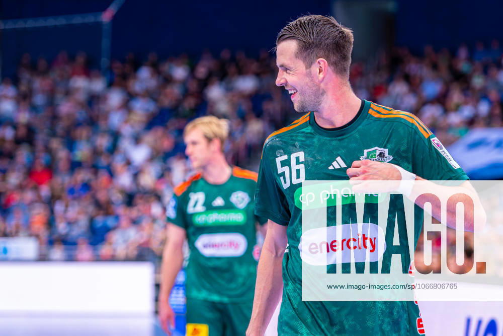 Hannes Feise TSV Hannover Burgdorf, No. 56 v l , TSV Hannover Burgdorf green against Rhein Neckar Löwen yellow on matchday 5 of the 2025 2026 season in the DAIKIN Handball Bundesliga 21 09 2025, ZAG Arena Hannover, GER ,