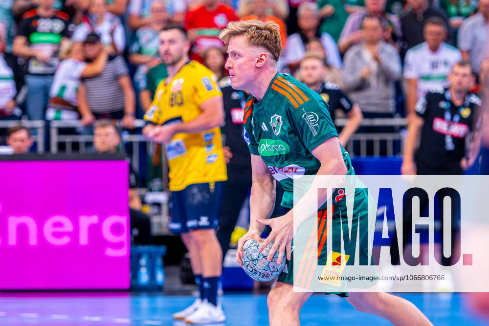 August Pedersen TSV Hannover Burgdorf, Nr 17 v l , TSV Hannover Burgdorf green against Rhein Neckar Löwen yellow on matchday 5 of the 2025 2026 season in the DAIKIN Handball Bundesliga 21 09 2025, ZAG Arena Hannover, GER ,
