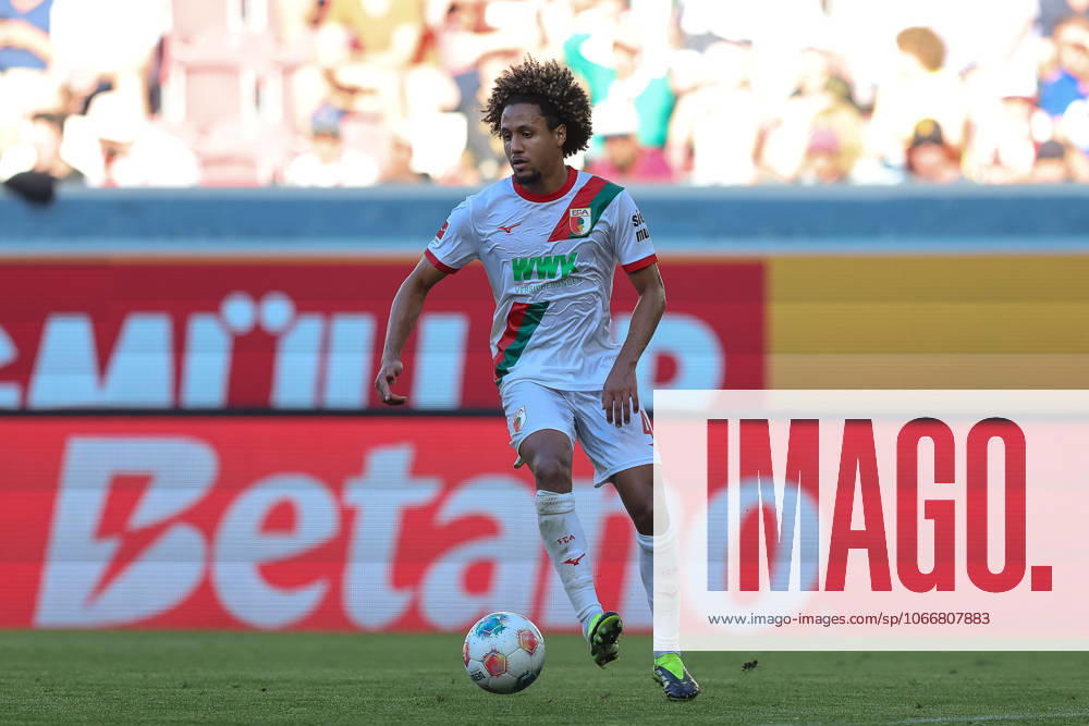 Han Noah Massengo FC Augsburg, 04 with ball, GER, FC Augsburg vs 1 FSV Mainz 05, Football, Bundesliga, Matchday 4, Season 2025 2026, 20 09 2025, , GER, FC Augsburg vs 1 FSV Mainz 05, Football, Bundesliga, Matchday 4, Season 2025 2026, 20 09 2025 Augsburg