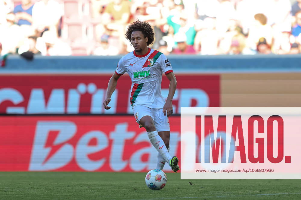 Han Noah Massengo FC Augsburg, 04 with ball, GER, FC Augsburg vs 1 FSV Mainz 05, Football, Bundesliga, Matchday 4, Season 2025 2026, 20 09 2025, , GER, FC Augsburg vs 1 FSV Mainz 05, Football, Bundesliga, Matchday 4, Season 2025 2026, 20 09 2025 Augsburg