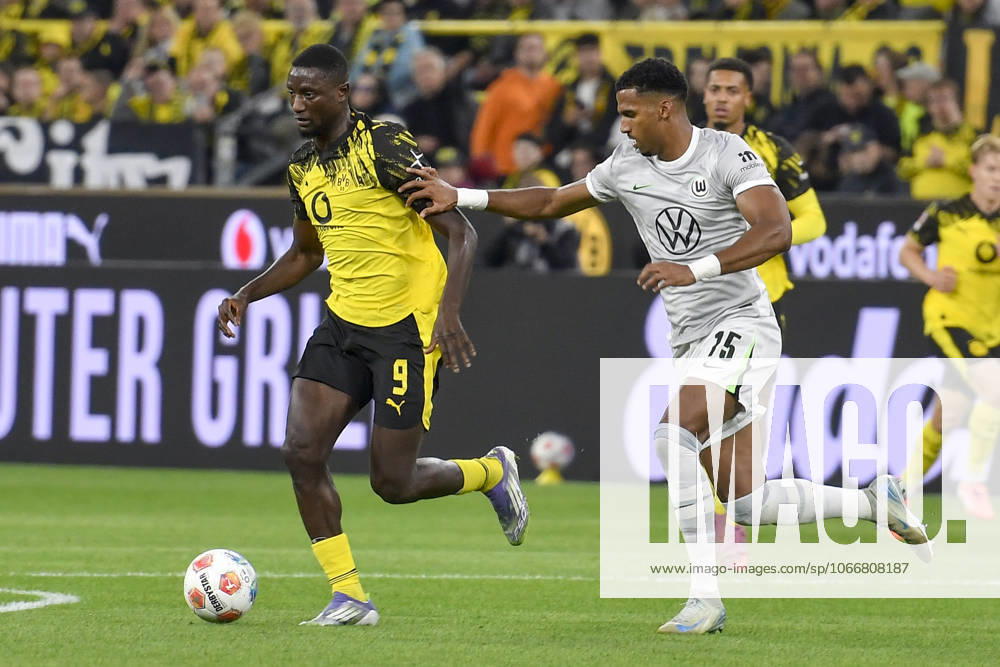 V li in duel Serhou Guirassy Dortmund 9 Moritz Jenz Wolfsburg 15 21 09 2025 Soccer Borussia Dortmund vs VfL Wolfsburg, Signal Iduna Park, Dortmund, DFB DFL REGULATIONS PROHIBIT ANY USE OF PHOTOGRAPHS AS IMAGE SEQUENCES AND OR QUASI VIDEO