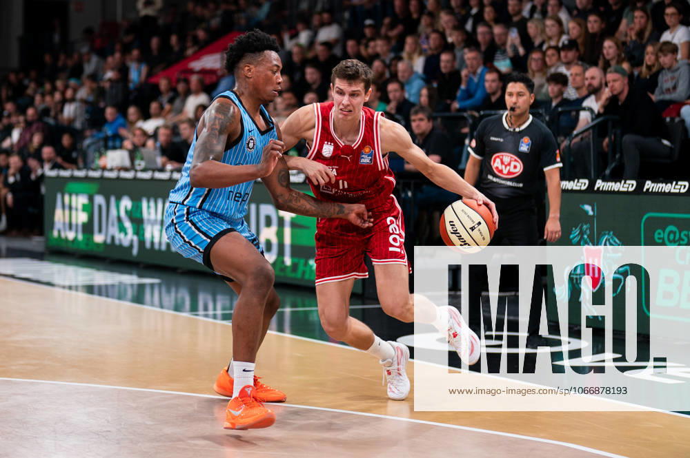 Richard Balint BMA365 Bamberg Baskets, 11 dribbling against Justin Edler Davis Veolia Towers Hamburg, 19 , GER, Veolia Towers Hamburg vs BMA365 Bamberg Baskets, Basketball, BBL Pokal, 1 Round, Season 2025 2026, 24 09 2025 GER, Veolia Towers Hamburg vs BMA365 Bamberg Baskets, Basketball, BBL Pokal, 1 Round, Season 2025 2026, 24 09 2025 Hamburg