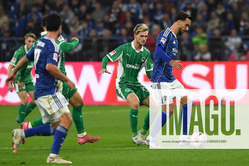 Kenan Karaman (FC Schalke 04) in Aktion, am Ball, Einzelaktion waehrend des Spiels der 2. Bundesliga zwischen FC Schalke 04 und SpVgg Greuther Fürth, Veltins-Arena am 26. September 2025 in Gelsenkirchen, Deutschland. (Foto von Ralf Treese DeFodi Images) +++ Kenan Karaman (FC Schalke 04) controls the ball during the 2. Bundesliga match between FC Schalke 04 and SpVgg Greuther Fürth at Veltins-Arena on September 26, 2025 in Gelsenkirchen, Germany. (Photo by Ralf Treese DeFodi Images) (Photo by Ralf Treese DeFodi Images) Kenan Karaman FC Schalke 04 in action, on the ball, single action during the 2 Bundesliga match between FC Schalke 04 and SpVgg Greuther Fürth at Veltins Arena on September 26, 2025 in Gelsenkirchen, Germany, Germany Photo by Ralf Treese DeFodi Images Kenan Karaman FC Schalke 04 controls the ball during the 2 Bundesliga match between FC Schalke 04 and SpVgg Greuther Fürth at Veltins Arena on September 26, 2025 in Gelsenkirchen, Germany Photo by Ralf Treese DeFodi Images Photo by Ralf Treese DeFodi Images