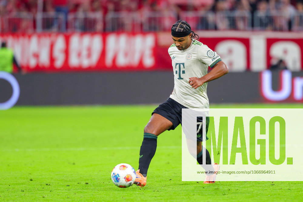 Serge Gnabry 7, FC Bayern München beim Spiel zwischen FC Bayern München v SV Werder Bremen, Fußball, Herren, Bundesliga, 2025 2026, 5 Spieltag am 26 09 2025 in München, Allianz Arena DFL and DFB regulations prohibit any use of photographs as image sequences and or quasi video Bayern Germany