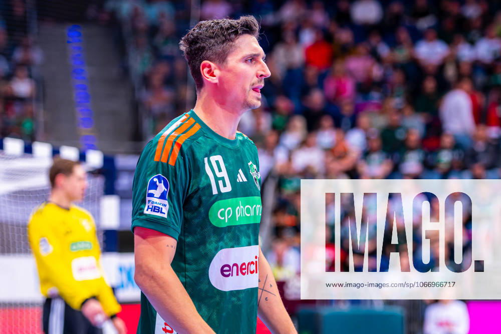 ,h19, v l , TSV Hannover Burgdorf green vs HC Erlangen light blue on matchday 6 of the 2025 2026 season in the DAIKIN Handball Bundesliga 26 09 2025, ZAG Arena Hannover, GER ,