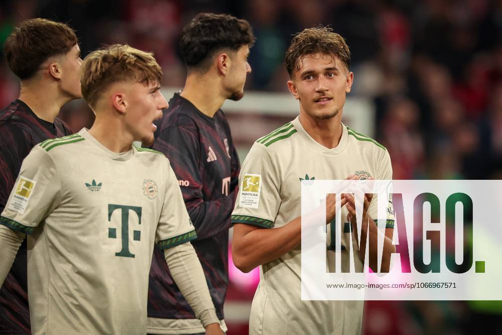 Lennart Karl 42 FC Bayern Muenchen and Tom Bischof 20 FC Bayern Muenchen with the fans, final cheer, FC Bayern Muenchen vs SV Werder Bremen, DFL, Bundesliga, 2025 2026 season, Allianz Arena, Hinrunde, 5 Spieltag, 26 09 2025 DFB regulations prohibit any use of photographs as image sequences and or quasi video Muenchen Bayern Germany