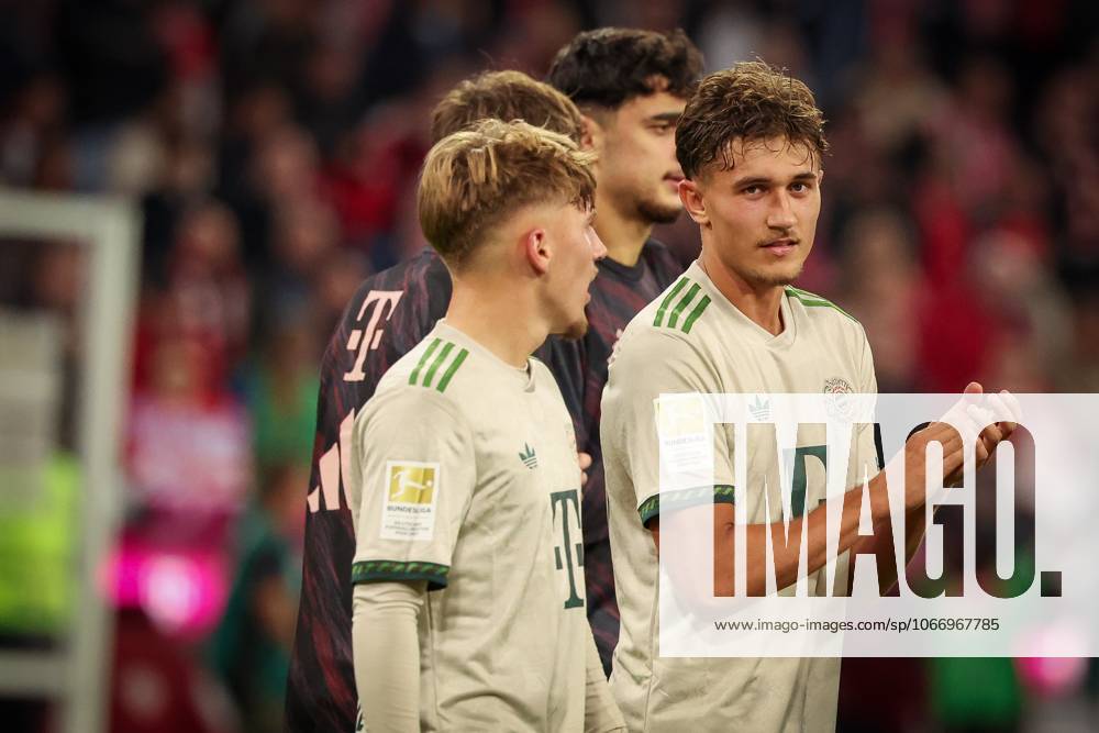 Lennart Karl 42 FC Bayern Muenchen and Tom Bischof 20 FC Bayern Muenchen with the fans, final cheer, FC Bayern Muenchen vs SV Werder Bremen, DFL, Bundesliga, 2025 2026 season, Allianz Arena, Hinrunde, 5 Spieltag, 26 09 2025 DFB regulations prohibit any use of photographs as image sequences and or quasi video Muenchen Bayern Germany