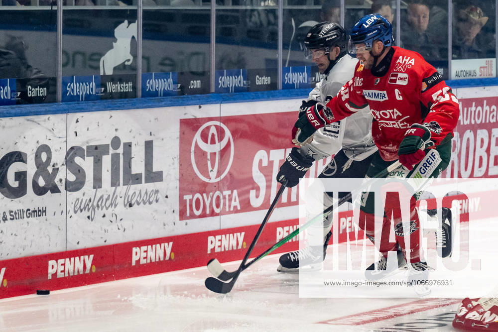Fight for the puck duel between Dominik Uher Koelner Haie, 26 and Maximilian Renner Augsburger Panther, 58 GER, Augsburger Panther vs Koelner Haie, Ice Hockey, DEL, Matchday 5, Season 2025 2026, 26 09 2025 GER, Augsburger Panther vs Koelner Haie, Ice Hockey, DEL, Matchday 5, Season 2025 2026, 26 09 2025 Augsburg