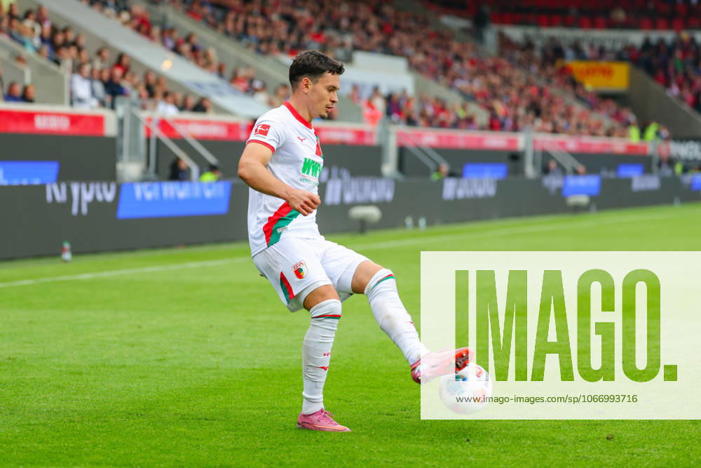 Fabian Rieder 32, FC Augsburg at the match between 1 FC Heidenheim v FC Augsburg, Soccer, Men, Bundesliga, 2025 2026, Matchday 5 on 27 09 2025 in Heidenheim an der Brenz, Voith Arena DFL and DFB regulations prohibit any use of photographs as image sequences and or quasi video Baden Württemberg Germany