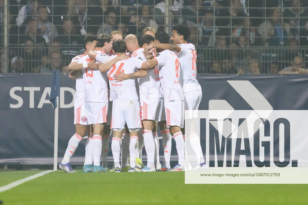Tim Oberdorf (Fortuna Duesseldorf) Torjubel, jubelt mit seiner Mannschaft nach dem Treffer zum 0:1 waehrend des spiels der 2. Bundesliga zwischen VfL Bochum und Fortuna Duesseldorf, Vonovia Ruhrstadion am 27. September 2025 in Bochum, Deutschland. (Foto von Max Maiwald DeFodi Images) +++ Tim Oberdorf (Fortuna Duesseldorf) celebrates after scoring his team s first goal during the 2. Bundesliga match between VfL Bochum and Fortuna Duesseldorf at Vonovia Ruhrstadion on September 27, 2025 in Bochum, Germany. (Photo by Max Maiwald DeFodi Images) DFB DFL REGULATIONS PROHIBIT ANY USE OF PHOTOGRAPHS AS IMAGE SEQUENCES AND OR QUASI-VIDEO. (Photo by Max Maiwald DeFodi Images) Tim Oberdorf Fortuna Duesseldorf celebrates after scoring his team s first goal during the 2 Bundesliga match between VfL Bochum and Fortuna Duesseldorf at Vonovia Ruhrstadion on September 27, 2025 in Bochum, Germany, Germany Photo by Max Maiwald DeFodi Images Tim Oberdorf Fortuna Duesseldorf celebrates after scoring his team s first goal during the 2 Bundesliga match between VfL Bochum and Fortuna Duesseldorf at Vonovia Ruhrstadion on September 27, 2025 in Bochum, Germany Photo by Max Maiwald DeFodi Images DFB DFL REGULATIONS PROHIBIT ANY USE OF PHOTOGRAPHS AS IMAGE SEQUENCES AND OR QUASI VIDEO Photo by Max Maiwald DeFodi Images