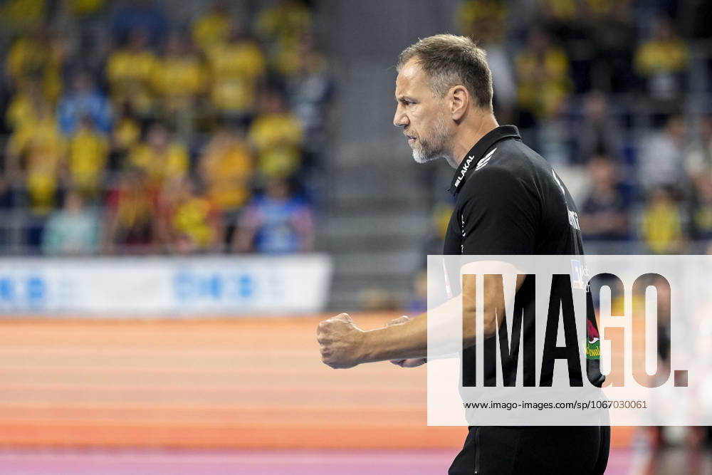 Maik Machulla coach, head coach, RNL , single picture, single photo, action, action, cheer, cheers, celebration, joy, rejoice, rejoicing, confident, optimistic, positive, game scene, 27 09 2025, Mannheim Germany , Handball, Bundesliga, Rhein Neckar Löwen SC DHfK Leipzig