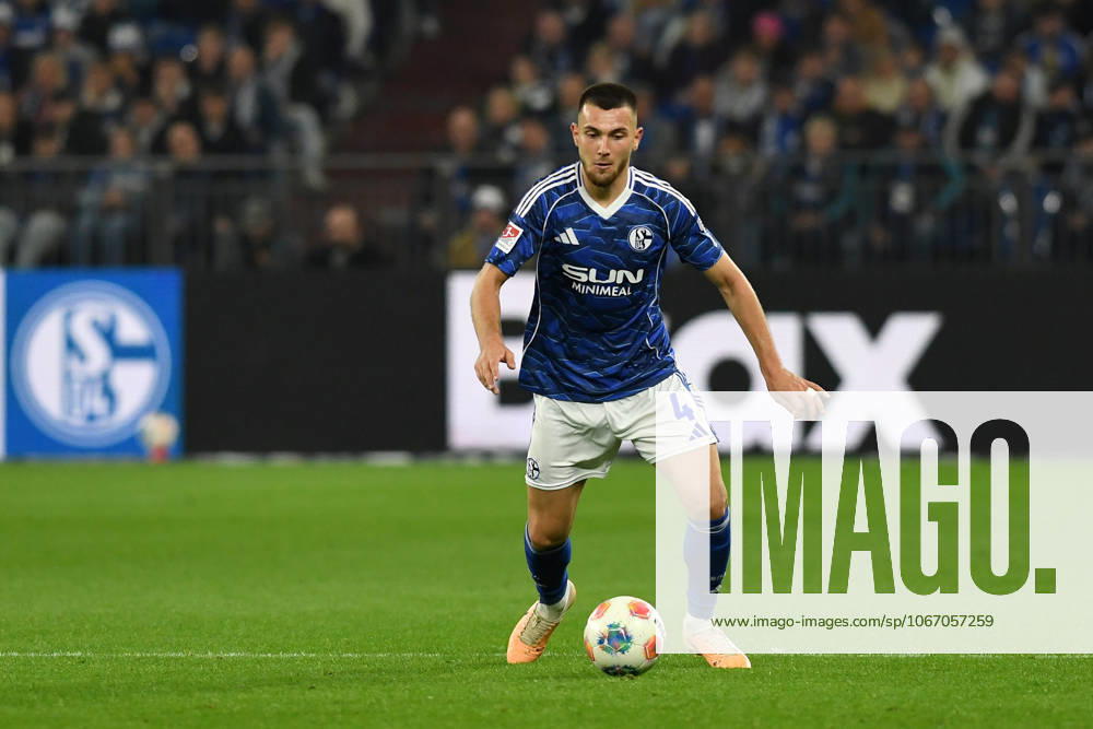 Hasan Kurucay (FC Schalke 04) in Aktion, am Ball, Einzelaktion waehrend des Spiels der 2. Bundesliga zwischen FC Schalke 04 und SpVgg Greuther Fürth, Veltins-Arena am 26. September 2025 in Gelsenkirchen, Deutschland. (Foto von Ralf Treese DeFodi Images) +++ Hasan Kurucay (FC Schalke 04) controls the ball during the 2. Bundesliga match between FC Schalke 04 and SpVgg Greuther Fürth at Veltins-Arena on September 26, 2025 in Gelsenkirchen, Germany. (Photo by Ralf Treese DeFodi Images) (Photo by Ralf Treese DeFodi Images) Hasan Kurucay FC Schalke 04 in action, on the ball, single action during the 2 Bundesliga match between FC Schalke 04 and SpVgg Greuther Fürth, Veltins Arena on September 26, 2025 in Gelsenkirchen, Germany Photo by Ralf Treese DeFodi Images Hasan Kurucay FC Schalke 04 controls the ball during the 2 Bundesliga match between FC Schalke 04 and SpVgg Greuther Fürth at Veltins Arena on September 26, 2025 in Gelsenkirchen, Germany Photo by Ralf Treese DeFodi Images Photo by Ralf Treese DeFodi Images