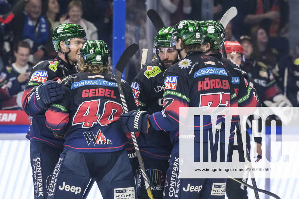 In the picture from l goal, hit, cheering, goal celebration, joy, enthusiasm, celebrating, after 1 0 by Korbinian Geibel EBB,40 , GER, Berlin, DEL, Eishockey Eisbaeren Berlin vs Schwenninger Wild Wings, Spielzeit 2025 2026, in the UBER Arena, 28 09 2025,