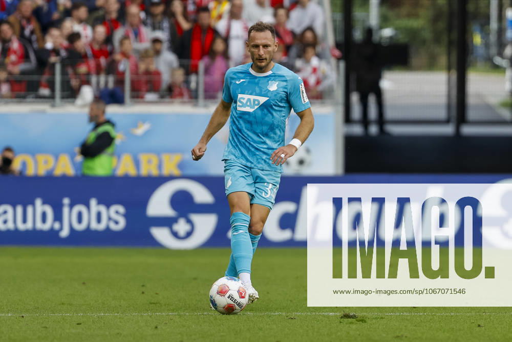 Vladimir Coufal TSG Hoffenheim, 34 on the ball , Germany, Soccer, 1 Bundesliga, Matchday 5, 2025 2026, SC Freiburg vs TSG 1899 Hoffenheim, 28 09 2025, Europa Park Stadion, Freiburg im Breisgau, Germany Freiburg im Breisgau Europa Park Stadion Baden Württemberg Germany