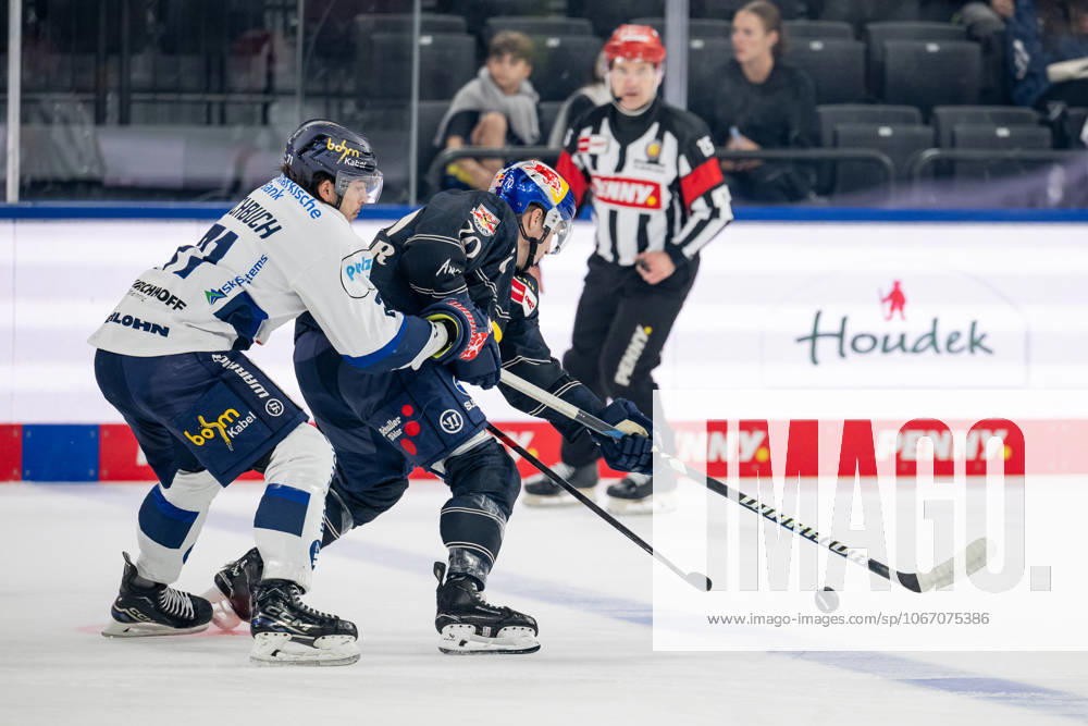 Fight for the puck duel between Daniel Fischbuch Iserlohn Roosters, 71 and Maximilian Daubner EHC Red Bull Muenchen, 70 GER, EHC Red Bull Muenchen vs Iserlohn Roosters, Ice Hockey, DEL, Matchday 6, Season 2025 2026, 28 09 2025 GER, EHC Red Bull Muenchen vs Iserlohn Roosters, Ice Hockey, DEL, Matchday 6, Season 2025 2026, 28 09 2025 Muenchen