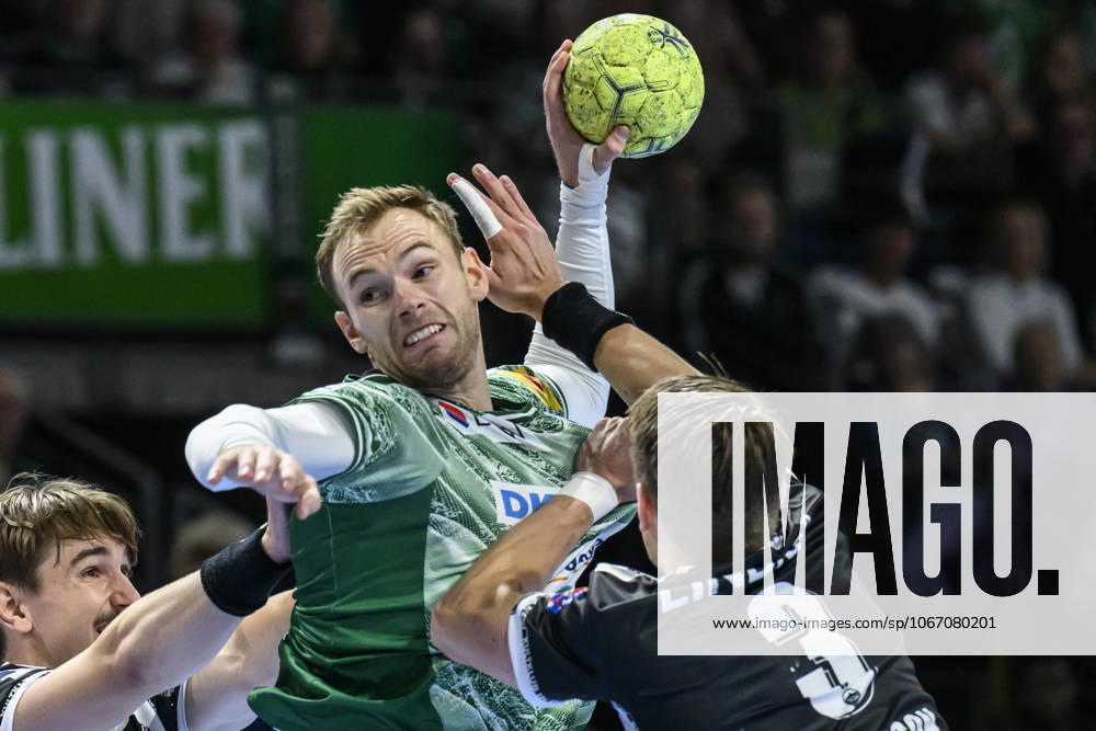 In the picture from l Mathias Gidsel Fuechse Berlin , Oskar Joelsson ThSV E , duel, action, fight, fights for the ball, GER, Berlin, Handball, Fuechse Berlin vs ThSV Eisenach, DAIKIN Handball Bundesliga, in the Max Schmeling Halle, 21 09 2025,