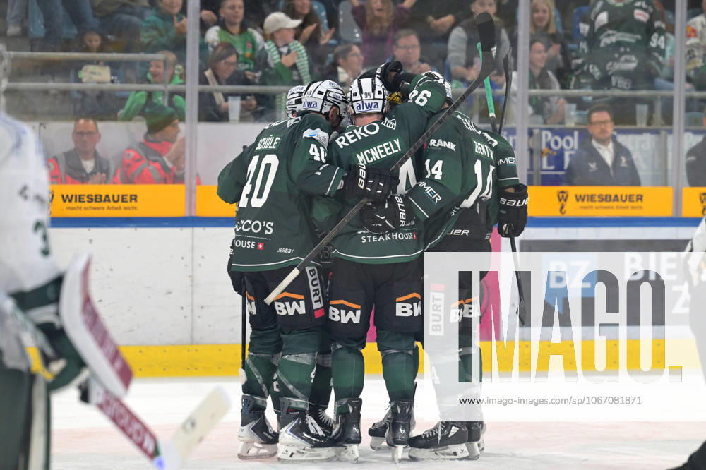 Goal, goal celebration to 3 4 of the Bietigheim Steelers by the goal of Jack Dugan Bietigheim Steelers, 08 which had to be checked by video evidence Bietigheim Steelers vs Starbulls Rosenheim , Ice Hockey, DEL 2, Matchday 5, Season 2025 2026, 28 09 2025 Bietigheim Steelers vs Starbulls Rosenheim , Ice Hockey, DEL 2, Matchday 5, Season 2025 2026, 28 09 2025 Bietigheim