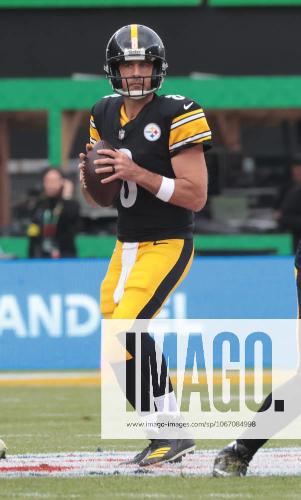 Pittsburgh Steelers quarterback Aaron Rodgers drops back to pass against the Minnesota Vikings at Croke Park in Dublin, Ireland on Sunday September 28, 2025. The Steelers won the game 24-21. LON2025092857 HUGOxPHILPOTT