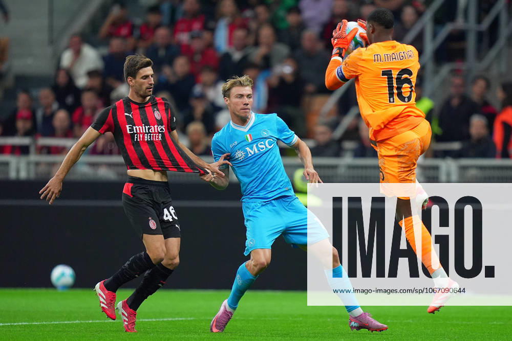 Napolis Rasmus Hojlund fights for the ball with AC Milan s Matteo Gabbia during the Serie A soccer match between Milan and Napoli at the San Siro Stadium in Milan , north Italy - Sunday , September 28 , 2025. - Soccer .
