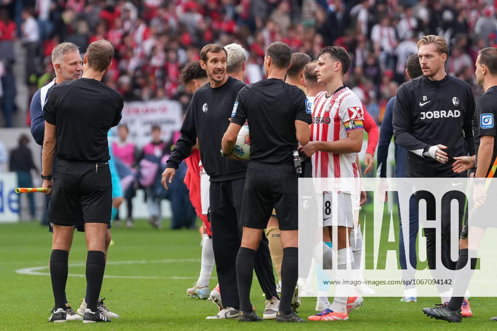 Julian Schuster SC Freiburg, Coach after the match with Bastian Dankert Referee , Germany, Soccer, 1 Bundesliga, Matchday 5, 2025 2026, SC Freiburg vs TSG Hoffenheim, 28 09 2025, Europa Park Stadion, Freiburg, Germany DFL REGULATIONS PROHIBIT ANY USE OF PHOTOGRAPHS AS IMAGE SEQUENCES AND OR QUASI VIDEO Freiburg Europa Park Stadion Baden Württemberg Germany
