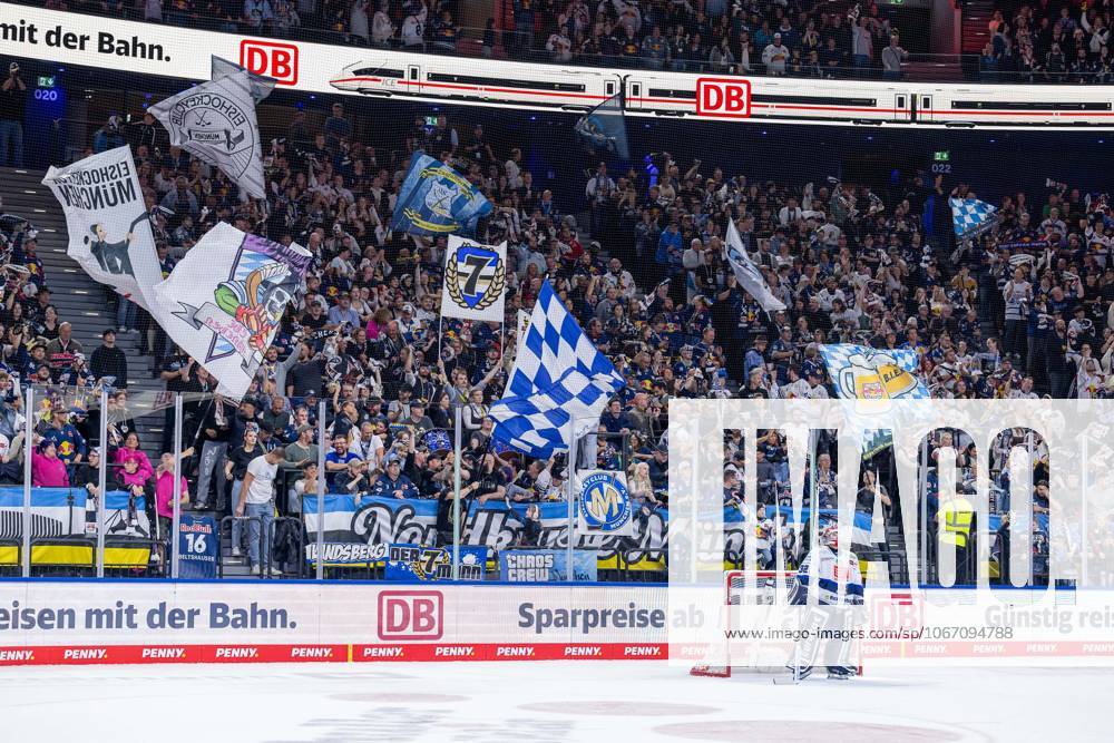 The Munich fans in the North Curve behind Hendrik Hane Goalkeeper, Iserlohn Roosters, 32 GER, EHC Red Bull Muenchen vs Iserlohn Roosters, Ice Hockey, DEL, Matchday 6, Season 2025 2026, 28 09 2025 GER, EHC Red Bull Muenchen vs Iserlohn Roosters, Ice Hockey, DEL, Matchday 6, Season 2025 2026, 28 09 2025 Muenchen