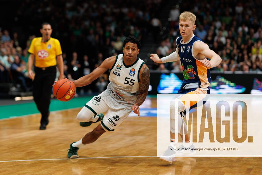 Eli Brooks Gladiators Trier in a duel with Lukasz Kolenda Rostock Seawolves h, Vet Concept Gladiators Trier vs Rostock Seawolves, Basketball, easyCredit BBL, 1 Spieltag, Saison 2025 2026, 28 09 2025 DFB regulations prohibit any use of photographs as image sequences and or quasi video Vet Concept Gladiators Trier vs Rostock Seawolves, Basketball, easyCredit BBL, 1 Spieltag, Saison 2025 2026