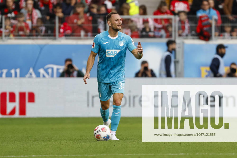 Vladimir Coufal TSG Hoffenheim, 34 on the ball , Germany, Soccer, 1 Bundesliga, Matchday 5, 2025 2026, SC Freiburg vs TSG 1899 Hoffenheim, 28 09 2025, Europa Park Stadion, Freiburg im Breisgau, Germany Freiburg im Breisgau Europa Park Stadion Baden Württemberg Germany