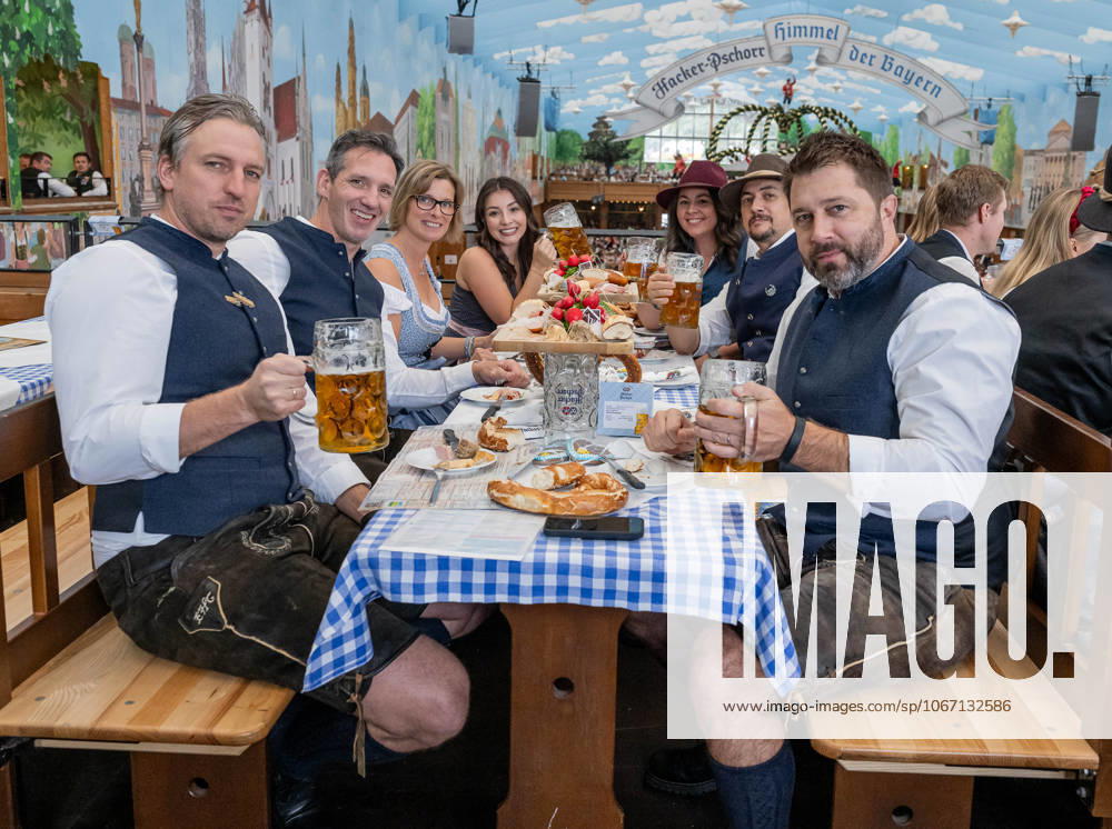 Max Kaltenhauser Co Coach, EHC Red Bull Muenchen , Rob Leask Co Coach, EHC Red Bull Muenchen , Patrick Dallaire Co Coach, EHC Red Bull Muenchen and Oliver David Head Coach, EHC Red Bull Muenchen with wife girlfriend partner at the beer table GER, EHC Red Bull Muenchen, ice hockey, DEL, team visit Oktoberfest Muenchen 2025, Hacker Festzelt, 29 09 2025 GER, EHC Red Bull Muenchen, ice hockey, DEL, team visit Oktoberfest Muenchen 2025, Hacker Festzelt, 29 09 2025 Muenchen