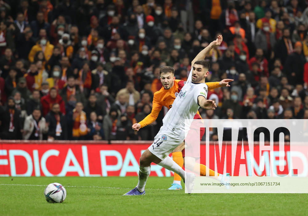 Galatasaray v Kasimpasa - Turkish Super Lig ISTANBUL, TURKIYE - JANUARY 20: Halil Dervisoglu (rear) of Galatasaray in action against Dogucan Haspolat (34) of Kasimpasa during Turkish Super Lig week 22 soccer match between Galatasaray and Kasimpasa in Istanbul, Turkiye on January 20, 2022. Istanbul Turkey. Editorial use only. Please get in touch for any other usage.