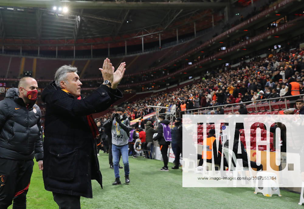 Galatasaray v Kasimpasa - Turkish Super Lig ISTANBUL, TURKIYE - JANUARY 20: Galatasaray head coach Domenec Torrent greets fans ahead of Turkish Super Lig week 22 soccer match between Galatasaray and Kasimpasa in Istanbul, Turkiye on January 20, 2022. Istanbul Turkey. Editorial use only. Please get in touch for any other usage.