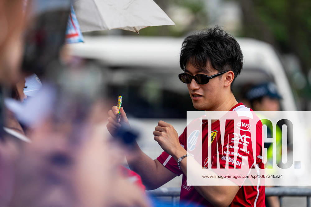 Formula 1 Singapore Airlines Singapore Grand Prix - Arrivals Guanyu Zhou (CHN) – Reserve Driver, Scuderia Ferrari with the fans on Thursday (Media Day) during Formula 1 Singapore Airlines Singapore Grand Prix 2025 at the Marina Bay Street Circuit Singapore on October 2, 2025. Photo by Antoine Lapeyre ABACAPRESS.COM Singapore Singapore