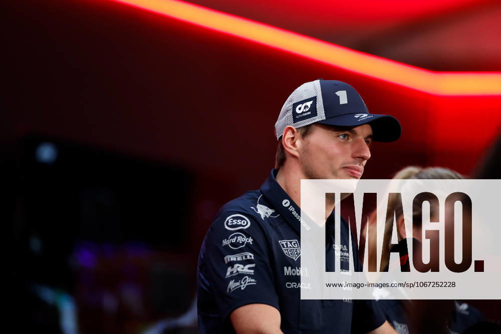 F1 - SINGAPORE GRAND PRIX 2025 VERSTAPPEN Max (ned), Red Bull Racing RB21, portrait during the 2025 Formula 1 Singapore Grand Prix, 18th round of the 2025 FIA Formula One World Championship, WM, Weltmeisterschaft from October 3 to 5, 2025 on the Marina Bay Street Circuit, in Singapore - SingaporeSingapore